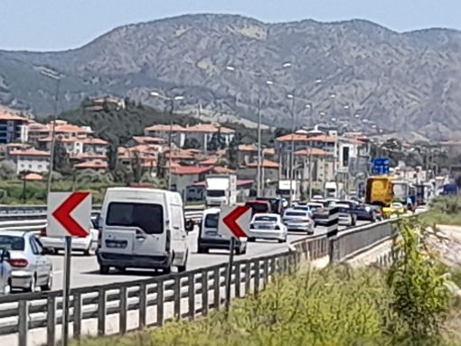  Bayram tatilinde araç trafiğinden  D-100 karayolu tıkandı 1